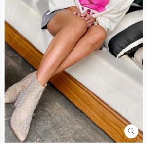 πLike This ListingπKnow When We Go LiveπPosh showsππππ